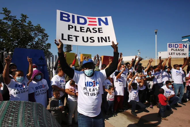 Pri Tijuani se zbirajo migranti z napisi: &raquo;Biden, prosim, spusti nas noter!&laquo; Foto Jorge Duenes/Reuters