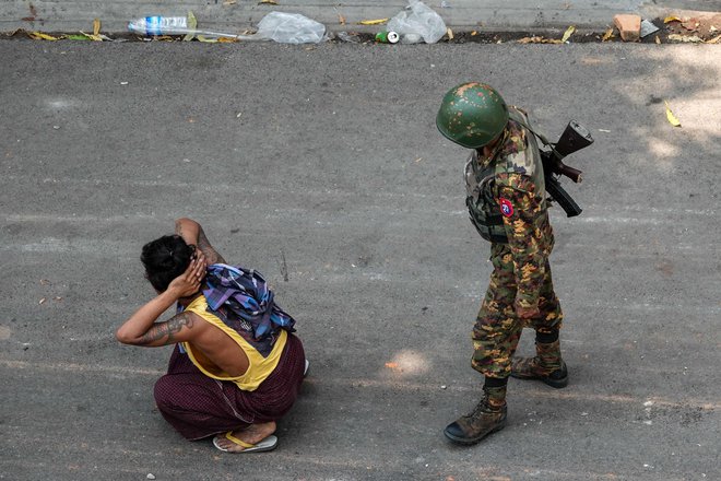 Vojaki so številne protestnike pridržali in zaprli. FOTO: Str/AFP