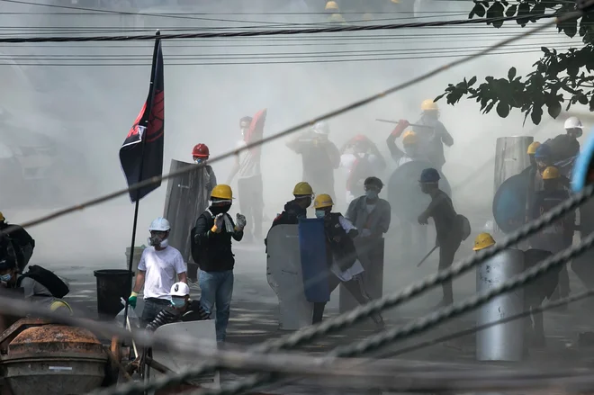 Protestniki na barikadah v Rangunu. FOTO: Str/AFP