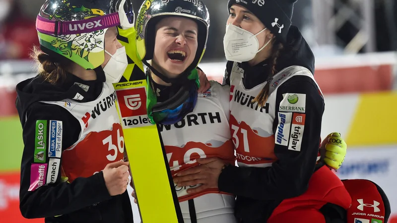 Fotografija: Nika Križnar (na sredini) se je takole v družbi reprezentančnih kolegic Eme Klinec (levo) in Urše Bogataj (desno) veselila osvojitve bronaste kolajne. FOTO: Christof Stache/AFP