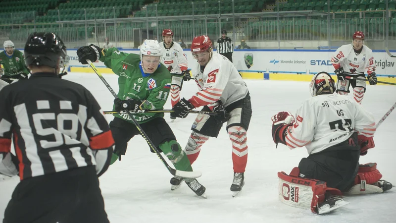 Fotografija: Olimpijini hokejisti (na fotografiji v zelenem dresu ljubljanski Finec Juuso Pulli) so se v derbiju izkazali z bolj všečno igro in zasluženo zmago. FOTO: Jure Eržen/Delo