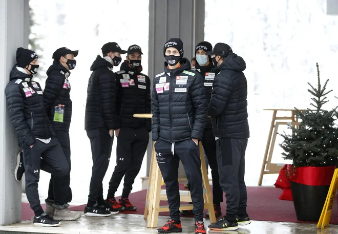 Zaščitne maske so lahko tudi priložnost za sponzorje. »S sponzoriranjem smučarskih skakalcev smo vzbudili zanimanje pri velikih podjetjih, vidijo nas kot verodostojnega partnerja,« ugotavlja Damjan Veber. FOTO: Matej Družnik/Delo