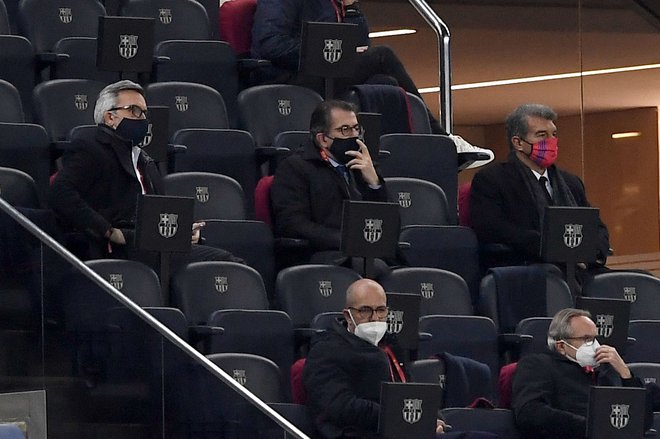 Kandiadti za predsedniški prestol FC Barcelona (z leve) Victor Font, Toni Freixa in Joan Laporta so pozuornos premljali povratni dvoboj, saj bo bodoči prvi mož, ki bo znan v nedeljo, lahjko že naslednji mesec osovjkil prvo lovoriko. FOTO: Josep Lago/AFP