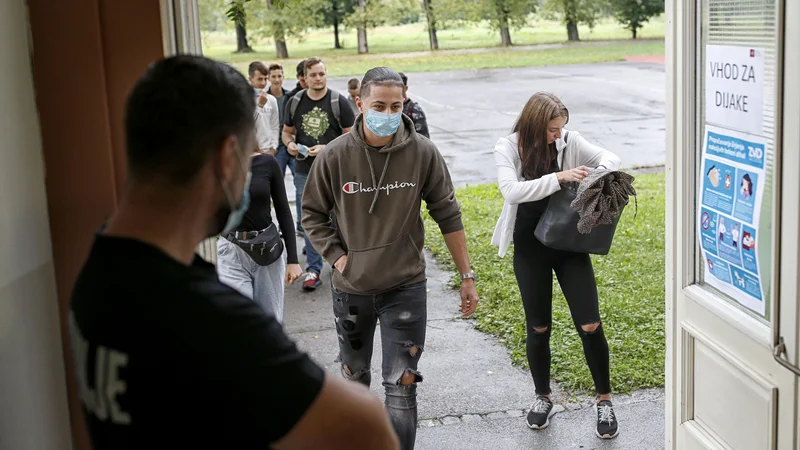 Fotografija: Nekateri dijaki so bili v zadnjem letu v šoli le mesec in pol. FOTO: Blaž Samec/Delo