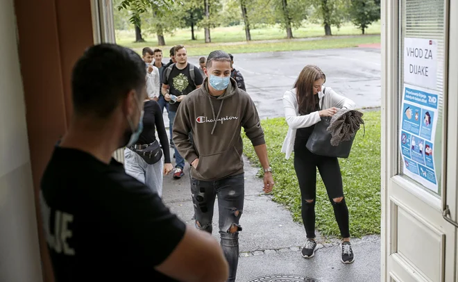 Nekateri dijaki so bili v zadnjem letu v šoli le mesec in pol. FOTO: Blaž Samec/Delo