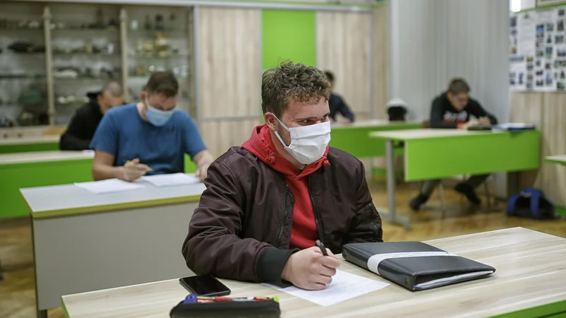 Fotografija: Učenci od 6. razreda naprej in dijaki bodo morali od ponedeljka maske nositi tudi v razredih. FOTO: Blaž Samec/Delo