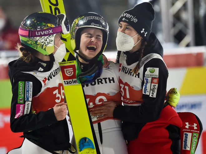 Nika Križnar(v sredini) je po zadnji tekmi padla v objem sotekmovalkama Emi Klinec (levo) in Urši Bogataj (desno). FOTO: Christof Stache/AFP