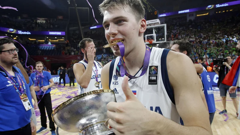 Fotografija: Ko je Luka Dončić zadnjič doslej nosil dres slovenske reprezentance, je v imel v rokah šampionski pokal in med zobmi zlato kolajno z EP. FOTO: Samec Blaž/Delo