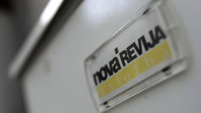 Fotografija: »Nova revija je bila disidentsko dejanje državljanskega, intelektualnega in umetniškega odpora zoper razpadajoči totalitarni družbeni sistem v osemdesetih letih prejšnjega stoletja, Nova24TV je pa pompozno, neumno in nevarno trobilo porajajoče se diktature,« so glede Janševe primerjave zapisali trije uredniki Nove revije. FOTO: Leon Vidic/Delo