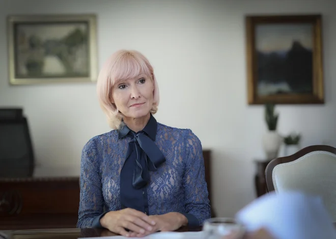 Lilijana Kozlovič se je pri vprašanju, kaj pa če bo pri svojem še naprej vztrajal Janez Janša, zavila v dolg mučen molk.<br />
FOTO: Jože Suhadolnik/Delo