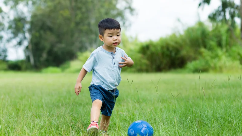 Fotografija: Številni Kitajci so prepričani, da Xi propagira nogomet, ker je grobo medsebojno merjenje moči v teku proti golu »možato«.
FOTO: Shutterstock