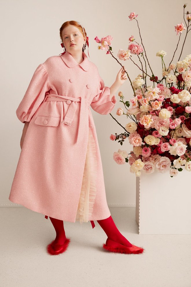 Kot najbolj avtorski kos v kolekciji H&M izpostavljajo rožnati plašček iz svetlečega se tvida. Foto promocijsko gradivo