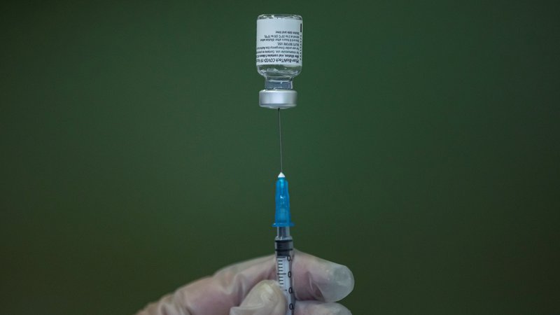 Fotografija: Optimizem, povezan s čudežno, enostavno vakcino, s katero bo hitro premagan novi koronavirus, je hitro splahnel.
FOTO: Marko Djurica/Reuters