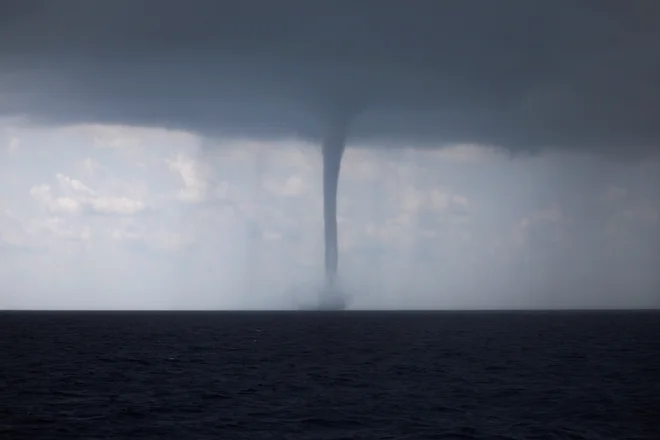 Povprečni tornadi, kot piše Watson, trajajo deset minut in hitijo 50 kilometrov na uro. A obstajajo tudi velikani. FOTO: Alkis Konstantinidis/Reuters