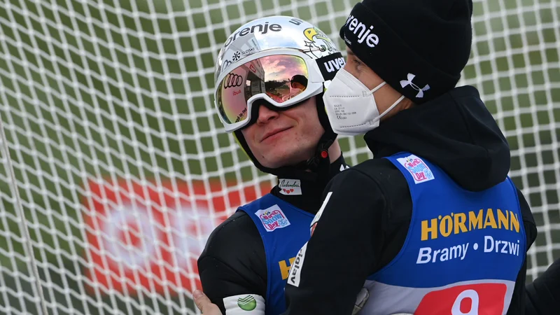Ali se bosta Anže Lanišek (levo) in Peter Prevc veselila tudi po današnji tekmi v Oberstdorfu? FOTO: Christof Stache/AFP