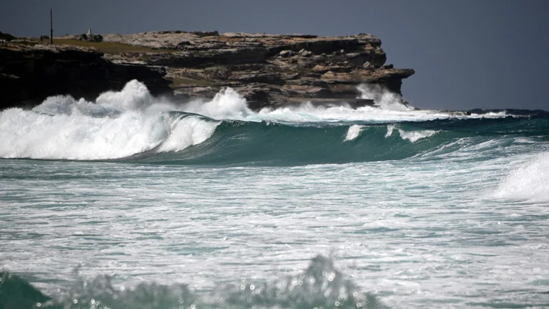 Fotografija: Visoki valovi so po seriji potresov na Novi Zelandiji dosegli tudi plažo Maroubra v Sydneyju . FOTO: Saeed Khan/AFP