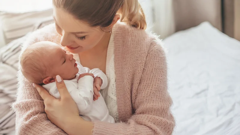 Fotografija: V Sloveniji je z biomedicinsko pomočjo spočetih približno pet odstotkov otrok. FOTO: Shutterstock