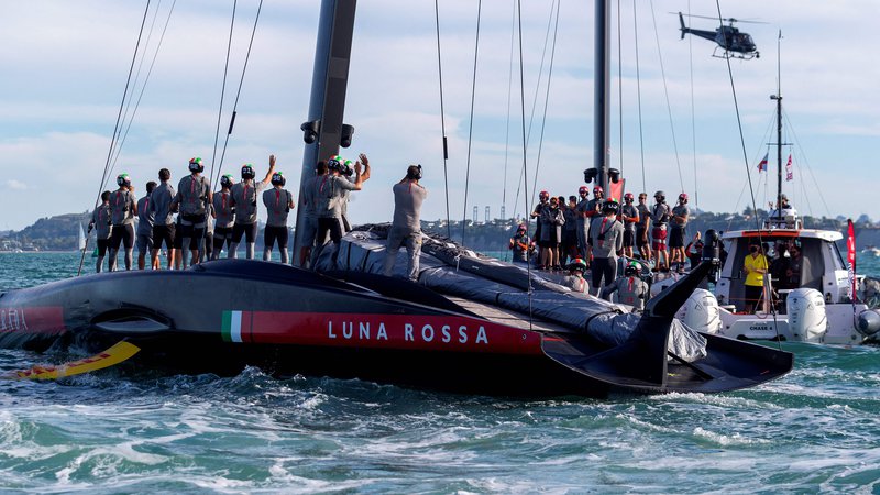 Fotografija: Luna Rossa Prada Pirelli team letošnjega februarja pred Aucklandom. FOTO: Gilles Martin-raget/AFP