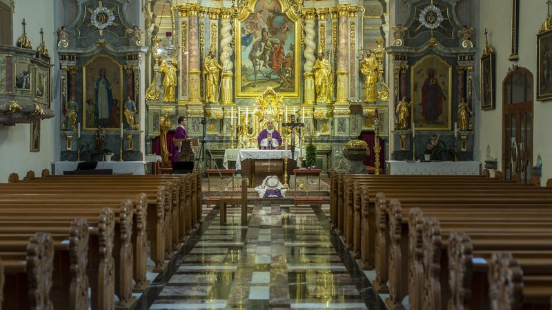 Fotografija: Župnik Janez Avsenik s kaplanom med mašo v cerkvi sv. Martina na Igu, ki so jo med epidemijo lanskega aprila prenašali prek spleta. FOTO: Voranc Vogel/Delo
