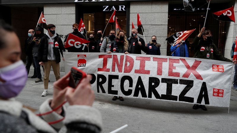 Fotografija: Inditex je že napovedal, da bo v Španiji zaprl 114 prodajaln, v katerih je 986 delovnih mest, zato se zaposleni bojijo za delovna mesta. Družba jim ponuja nadomestna, a v sindikatih pravijo, da niso enakovredna sedanjim. Foto Susana Vera/Reuters