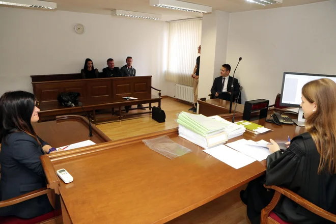 V času ukrepov je bila izvedba klasičnih dražb skoraj nemogoča, predvsem zaradi omejitve števila oseb v sodnih dvoranah. Foto Marko Feist