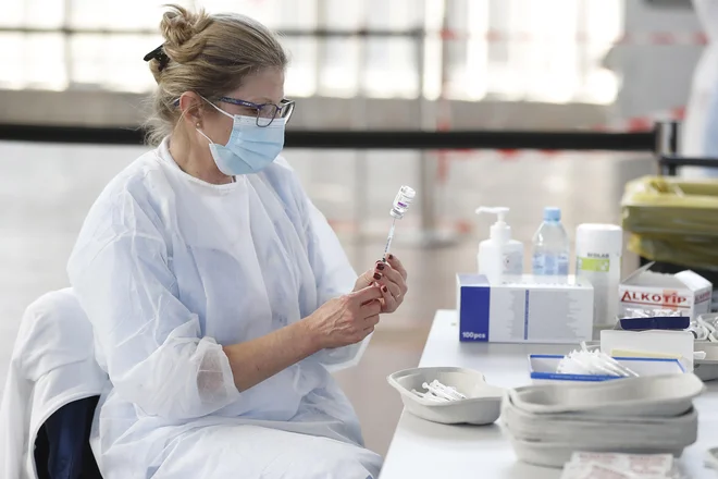 V Levici iščejo načine, kako bi farmacevtske družbe v Sloveniji proizvajale ali polnile odmerke cepiv. FOTO: Leon Vidic/Delo