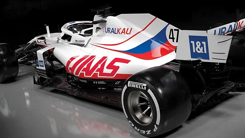 Fotografija: Dirkačnik Haasa naj bi bil podoben ruski zastavi. FOTO: Haas F1 Team