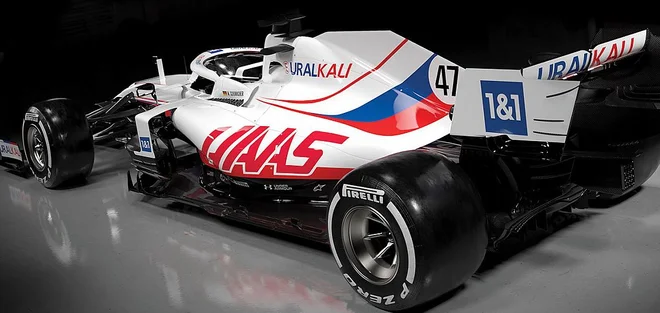Dirkačnik Haasa naj bi bil podoben ruski zastavi. FOTO: Haas F1 Team