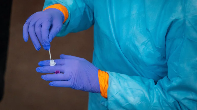 Fotografija: Že v začetku epidemije lansko leto so se dokaj hitro odzvali proizvajalci diagnostičnih seroloških testov širom po svetu.
Foto Voranc Vogel/Delo