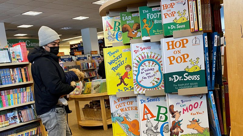 Fotografija: Številne knjige Dr. Seussa niso več zaželene na knjižnih policah. FOTO: Brendan Mcdermid/Reuters