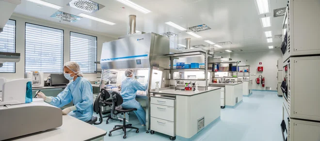 Biološka zdravila so postala prioriteta tudi za uveljavljene farmacevtske družbe. Fotografija je iz oddelka razvoja celičnih linij v Razvoju bioloških zdravil Mengeš družbe Lek, ki je del koncerna Novartis.<br />
FOTO: Lek