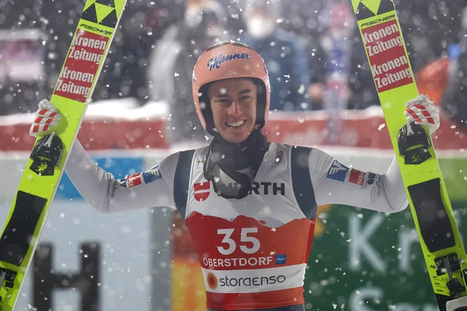 Stefan Kraft je užival v zimski pravljici. FOTO: Kai Pfaffenbach/Reuters