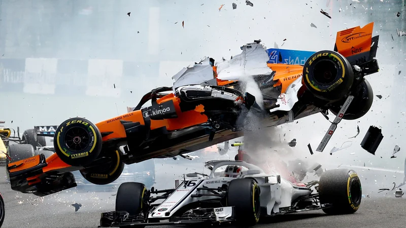 Fotografija: Fernando Alonso in Charles Leclerc sta se leta 2018 v Belgiji zapletla v spektakularno nesrečo, a s srečnim koncem. Alonso se letos po dveh letih vrača v F1. FOTO: François Lenoir/Reuters