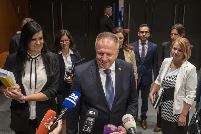 Kljub kritikam vodenja SMC morebitnega naslednika Zdravka Počivalška, ki bi hotel biti predsednik, ni na vidiku. FOTO: Voranc Vogel/Delo