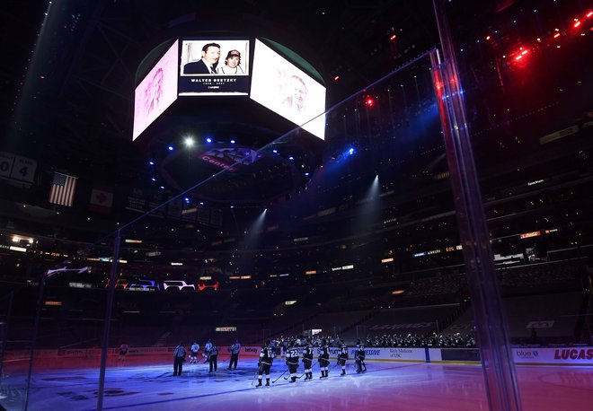 Pred prvim sodniškim metom sta se ekipi z minuto molka poklonili Walterju Gretzkyju. FOTO: Harry How/AFP