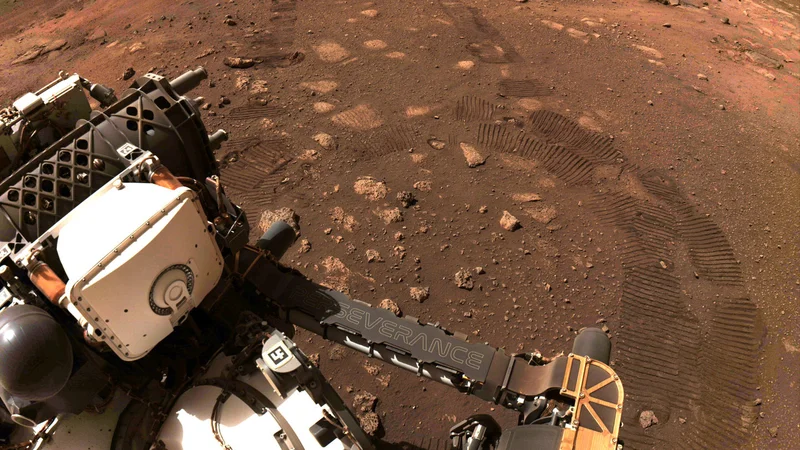 Fotografija: Sledi, ki jih je s kolesi na Marsu pustil rover Perseverance. FOTO: Nasa/JPL-Caltech/Reuters