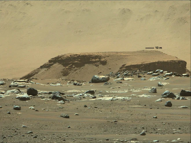Skala na robu delte, kamor se bo v prihodnjih mesecih popeljal rover. FOTO: Nasa/JPL-Caltech/Reuters