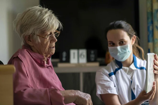 Starostniki svojce tudi v Franciji videvajo večinoma prek video klicev. FOTO: Sebastien Bozon/Afp