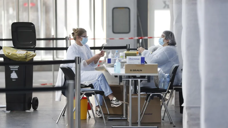 Fotografija: Po podatkih covid sledilnika, so v petek v Sloveniji opravili 5287 PCR testov, odkrili so 920 okužb. FOTO: Leon Vidic/Delo