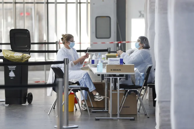 Po podatkih covid sledilnika, so v petek v Sloveniji opravili&nbsp;5287&nbsp;PCR testov, odkrili so&nbsp;920 okužb. FOTO: Leon Vidic/Delo