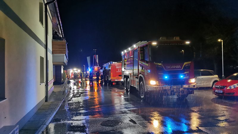 Fotografija: Na požarišču je ostala gasilska straža. FOTO: GZ Žalec
