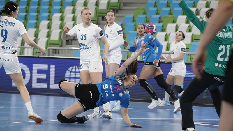 Fotografija: Nataša Ljepoja je bila v odličnem Krimovem orkestru nerešljiva uganka za Moskovčanke. FOTO: Leon Vidic/Delo