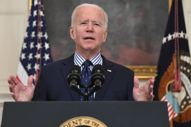 Predsednik Joe Biden Američanom sporoča, da je pomoč na poti. FOTO: Saul Loeb/Afp