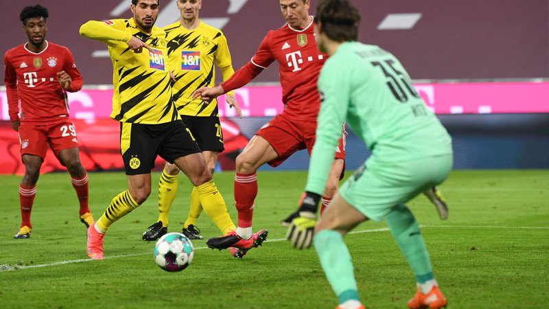 Fotografija: Neustavljiv Bayernov stroj za gole Robert Lewandowski ni dovolil, da bi Borussia Dortmund in njen veliki up Erling Håland imela šov v Münchnu. FOTO: Andreas Gebert/AFP