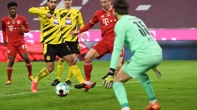 Fotografija: Neustavljiv Bayernov stroj za gole Robert Lewandowski ni dovolil, da bi Borussia Dortmund in njen veliki up Erling Håland imela šov v Münchnu. FOTO: Andreas Gebert/AFP