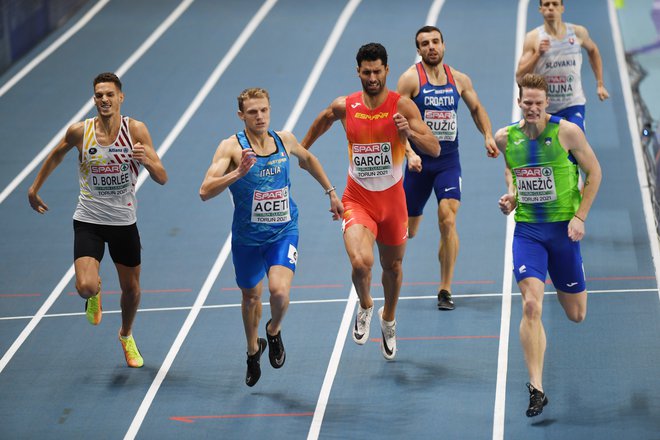 Luka Janežič (desno) je dvoransko EP končal s šestim mestom na 400 m. FOTO: Lukasz Szelag/Reuters