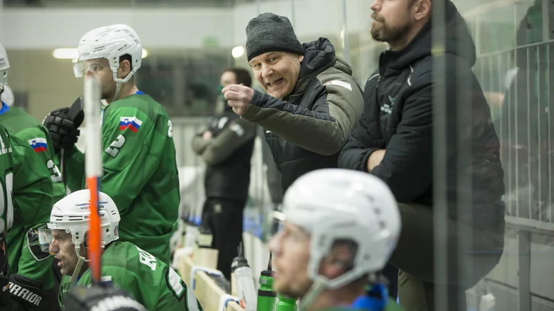 Fotografija: Ljubljanski hokejiski tabor bo po neprepričljivi zmagi v Salzburgu torkov veliki derbi vendarle dočakal v zmagovalnem ritmu. FOTO: Jure Eržen/Delo