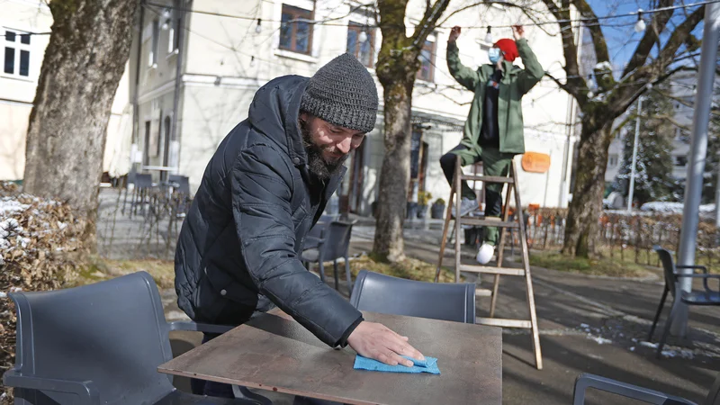 Fotografija: Še zadnje priprave na odprtje vrtov in teras na vrtu kočevske Mestne kavarne. FOTO: Leon Vidic/Delo