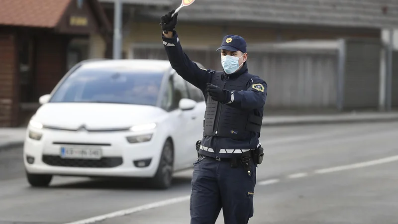 Fotografija: Policisti so izsledili slovenskega in tujega voznika, oba pa sta prevažala migrante. FOTO: Leon Vidic/Delo