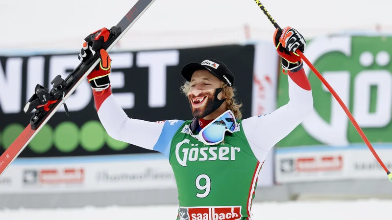 Fotografija: Marco Odermatt je proslavil zmago z zanimivo zaščitno masko. FOTO: Leonhard Foeger/Reuters